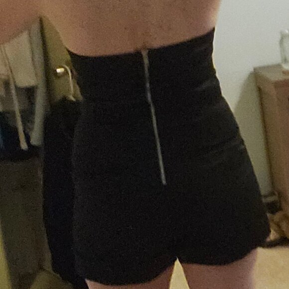 GORGEOUS, FUN, AND SEXY BLACK STRAPLESS SHORTS ROMPER! - Picture 3 of 9